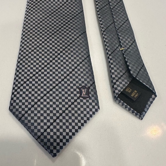 Louis Vuitton 100% Silk Tie Checkered Gray Silver Metallic Shimmer LV Logo Italy - Picture 10 of 15
